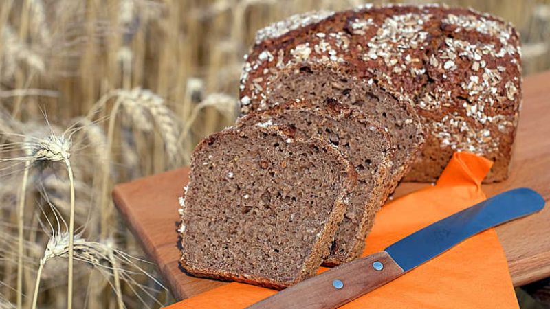 Mehl, Ähren und frisch gebackenes Brot